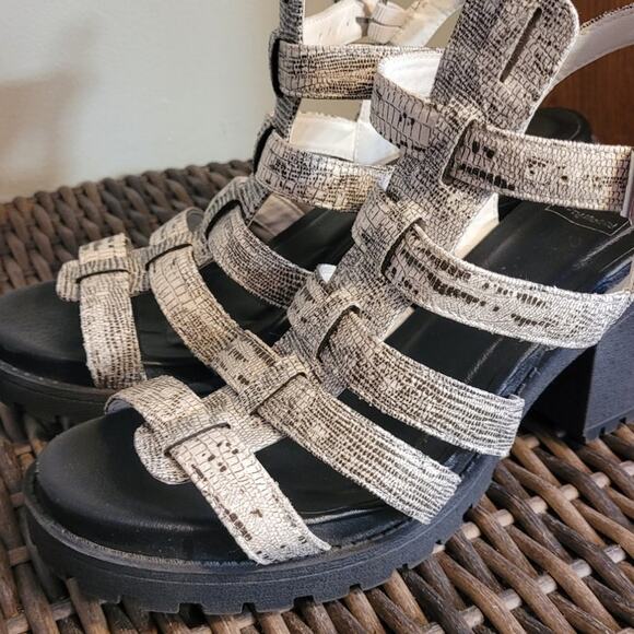 Dirty Laundry Fun Stuff Snakeskin Chunky Gladiator Sandals 8 Block Heel Gray - Picture 5 of 9